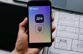 Как оформить онлайн-прописку через "Дія" с помощью "Legal-Center": Свяжитесь с нами: Позвоните нам или оставьте заявку на нашем сайте. Наши специалисты свяжутся с вами в ближайшее время для уточнения деталей и предоставления консультации. Подготовьте документы: Для онлайн-прописки вам понадобится ID-карта или биометрический паспорт. Наши юристы помогут вам проверить наличие всех необходимых документов и их соответствие требованиям. Получите адрес для регистрации: Если у вас нет собственного жилья в Киеве, мы предоставим вам легальный адрес для регистрации. Мы сотрудничаем с проверенными собственниками жилья, гарантируя законность и надежность предоставляемых адресов. Подайте заявление в "Дії" под нашим руководством: Наши специалисты предоставят вам подробные инструкции и помогут на каждом этапе подачи заявления через мобильное приложение "Дія". Мы разъясним все нюансы и ответим на ваши вопросы. Получите подтверждение регистрации: Как правило, процесс онлайн-регистрации занимает 1-2 рабочих дня. После успешного оформления вы получите электронное подтверждение регистрации места жительства. Прописка ребенка в Киеве: особенности и нюансы Регистрация места жительства ребенка имеет свои особенности, которые важно учитывать: Обязательность регистрации: Каждый ребенок, родившийся в Украине или прибывший на постоянное проживание, должен быть зарегистрирован по месту жительства родителей или одного из них (в случае раздельного проживания). Сроки регистрации: Регистрация новорожденного ребенка должна быть произведена в течение трех месяцев со дня его рождения. Для детей, прибывших на новое место жительства, действует общий срок – 30 дней. Согласие родителей: Для регистрации ребенка до 14 лет необходимо согласие обоих родителей. В случае раздельного проживания требуется согласие того родителя, с которым проживает ребенок. Если место жительства родителей разное, необходимо предоставить письменное согласие второго родителя. Документы: Для регистрации ребенка необходимы: паспорт одного из родителей (или опекуна), свидетельство о рождении ребенка, а также документы, подтверждающие право собственности на жилье или договор аренды. Юридическая компания "Legal-Center" поможет вам разобраться во всех нюансах регистрации места жительства ребенка в Киеве, подготовить необходимый пакет документов и оперативно оформить прописку в соответствии с требованиями законодательства. Часто задаваемые вопросы о прописке в Киеве: Можно ли прописать ребенка к родственникам? Да, это возможно при наличии согласия родителей ребенка и собственника жилья. Что делать, если один из родителей против прописки ребенка? В таком случае вопрос может быть решен в судебном порядке. Наши юристы помогут вам подготовить необходимые документы и представлять ваши интересы в суде. Что делать, если нет собственного адреса для прописки? "Legal-Center" предоставляет услуги по подбору легальных адресов для регистрации места жительства в Киеве. Влияет ли прописка на получение субсидий? Да, место регистрации является одним из факторов, учитываемых при назначении жилищных субсидий. Как проверить, действительна ли моя прописка? Информацию о регистрации места жительства можно проверить в своем электронном кабинете гражданина на портале "Дія" или обратившись в ЦНАП. Регистрация в Киеве по доступным ценам с "Legal-Center" "Legal-Center" предлагает своим клиентам прозрачную и конкурентоспособную ценовую политику. Мы понимаем, что стоимость юридических услуг является важным фактором при принятии решения, поэтому предлагаем различные пакеты услуг по регистрации места жительства в Киеве, учитывающие ваши потребности и бюджет. Наши тарифы на услуги по регистрации места жительства в Киеве: Консультация юриста по вопросам прописки: Бесплатно. Оформление прописки (1 месяц): 1000 грн. Оформление прописки (3 месяца): 1500 грн. Оформление прописки (6 месяцев): 2000 грн (акционное предложение). Оформление прописки (12 месяцев): 3000 грн. Сопровождение онлайн-прописки через "Дія": Индивидуально, в зависимости от сложности. Помощь в регистрации ребенка: Индивидуально, в зависимости от ситуации. Свяжитесь с "Legal-Center" сегодня! Не тратьте свое время и нервы на бюрократические процедуры. Доверьте оформление прописки в Киеве профессионалам юридической компании "Legal-Center". Мы гарантируем оперативное, законное и комфортное решение вашего вопроса. Выберите удобное время для связи с нашим представителем: Телефон:  E-mail Онлайн-заявка Мы готовы ответить на все ваши вопросы и предоставить квалифицированную помощь в оформлении прописки в Киеве! С "Legal-Center" ваша регистрация пройдет быстро и без проблем!