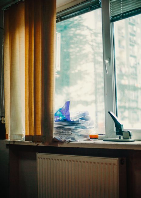 Документи для зміни прописки Відвідувач у центрі адмінпослуг готує документи для теми як змінити місце прописки україни